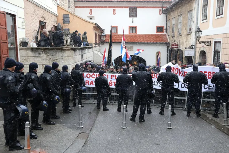 Policija je jutros temeljem sigurnosne prosudbe vezane za provođenje posebnih mjera sigurnosti, odnosno osiguranja štićenih osoba i objekata, privremeno ograničila pristup Markovom trgu, no prosvjednici su svejedno stigli do Kamenitih vrata. Josip Djakic.