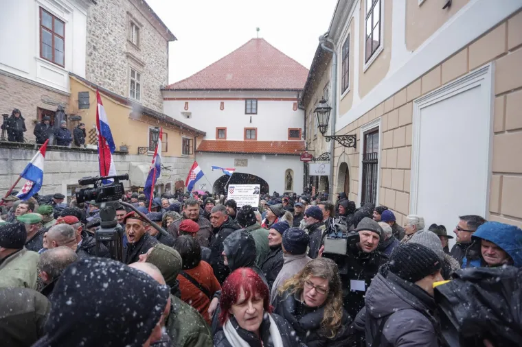 U ZAGREBU PROSVJEDI ZBOG VUČIĆEVA DOLASKA: Prosvjedni skup stigao do Kamenitih vrata, A-HSP ispred sjedišta SNS-a