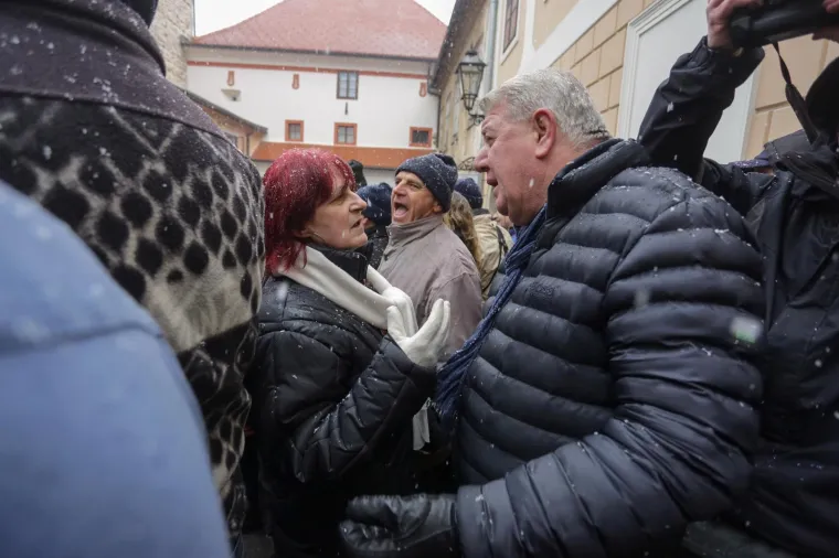 U ZAGREBU PROSVJEDI ZBOG VUČIĆEVA DOLASKA: Prosvjedni skup stigao do Kamenitih vrata, A-HSP ispred sjedišta SNS-a