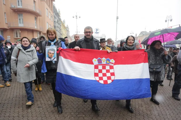 U ZAGREBU PROSVJEDI ZBOG VUČIĆEVA DOLASKA: Prosvjedni skup stigao do Kamenitih vrata, A-HSP ispred sjedišta SNS-a