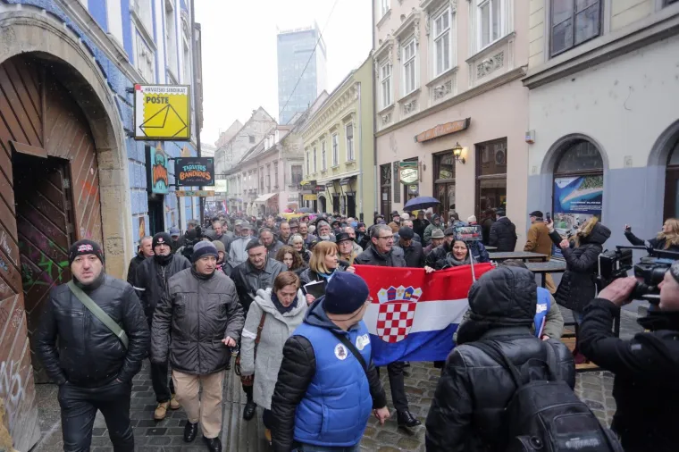 U ZAGREBU PROSVJEDI ZBOG VUČIĆEVA DOLASKA: Prosvjedni skup stigao do Kamenitih vrata, A-HSP ispred sjedišta SNS-a