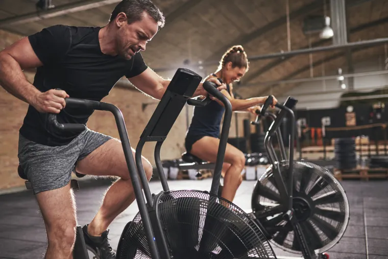 4. Rade stvari koje inače ne rade - Ako se tip kojemu je kauč oltar, a televizija Sveto pismo, bez ikakvog vama znanog razloga preko noći transformira u fitness manijaka koji u teretani provodi slobodno vrijeme, to je definitivno crvena zastavica. Također, ako obično nosi stare otrcane trenirke i ležerno se oblači kad ide vani ili na posao pa se odjednom prebaci na košulje i sakoe, to je definitivno sumnjivo.