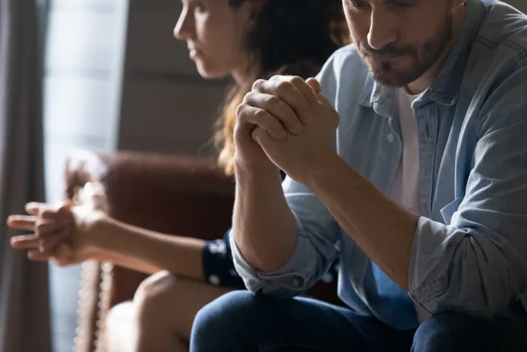 8. Emocionalno je udaljen i ne pokazuje pažnju - Još jedan klasičan pokazatelj nevjere, vaš partner postaje emocionalno udaljen ili nepovezan s vama.