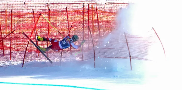 Hahnenkamm utrka privlači preko 50.000 gledatelja godišnje, uključujući brojne poznate ličnosti. 