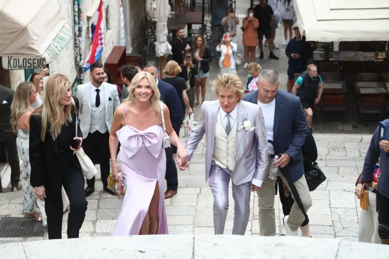 Na svečanosti su bili prisutni Rod Stewart, njegova supruga Penny Lancaster, bivša supruga Rachel Hunter, kao i sva Stewartova djeca.