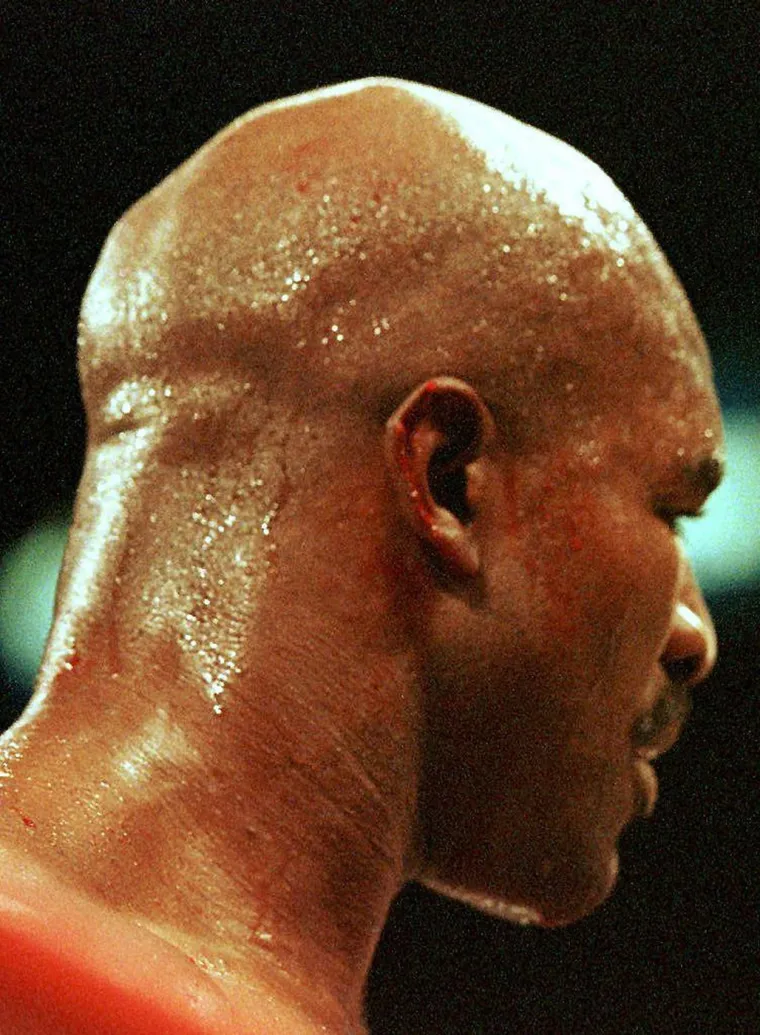 Ugriženo uho Evandera Holyfielda. Tyson je bio toliko očajan što mu ni u njihovom drugom meču ne može ništa da ga je ugrizao za uho. Evander Holyfield završio je na svim naslovnicama svijeta. I dan danas se pamti i govori o ovom incidentu. 