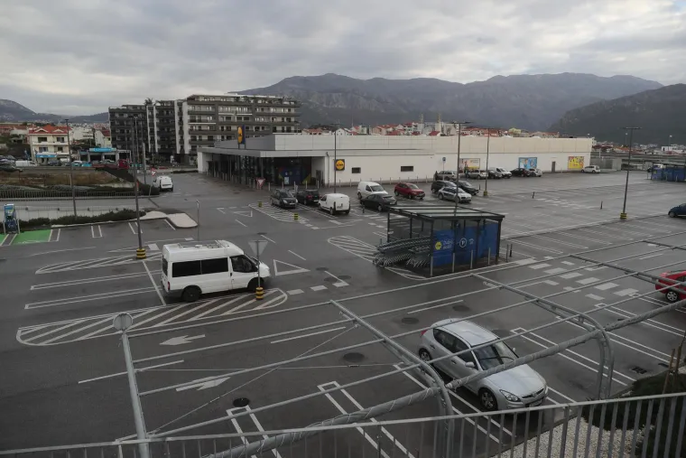 Split: Prazna parkirališta trgovačkih lanaca 