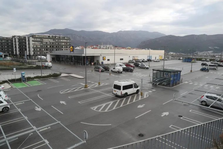 Split: Prazna parkirališta trgovačkih lanaca 