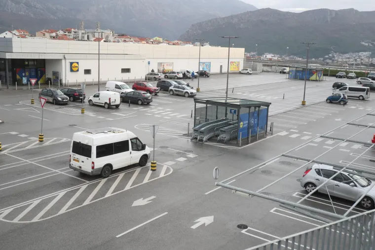 Split: Prazna parkirališta trgovačkih lanaca 