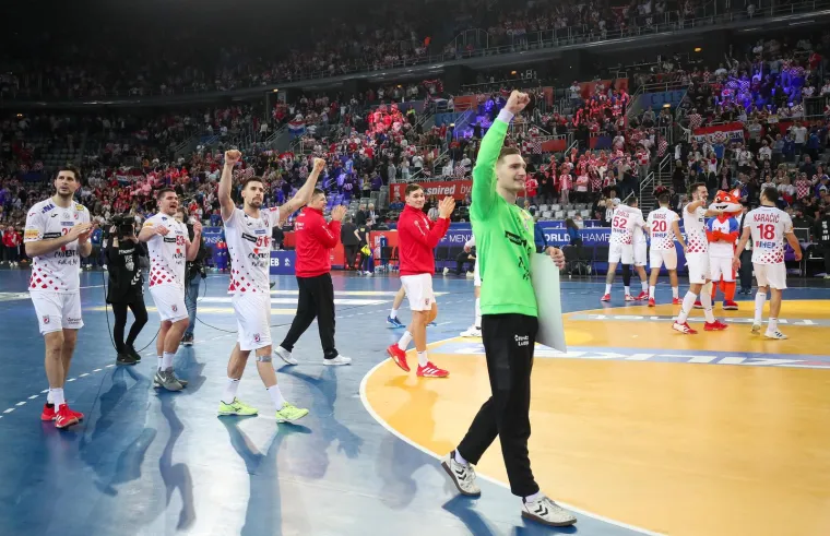 Oduševljeni su bili hrvatsku rukometaši, a navijači u Areni pozdravili su ih gromoglasnim pljeskom 