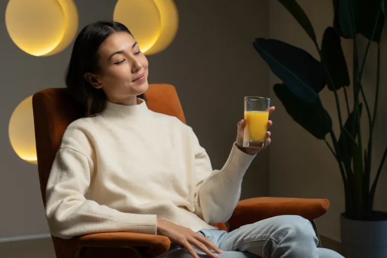 6. Pijte sok od naranče: Vitamin C ima brojne dobrobiti za ljudski organizam, a jedna od njih je oslobađanje od stresa. Visoke razine stresa povezane su s nedostatkom vitamina C pa povećanje dnevnog unosa vitamina C može pomoći. Jedan od najlakših načina da to učinite je ispijanje soka od naranče koji također može smanjiti razinu tjeskobe.