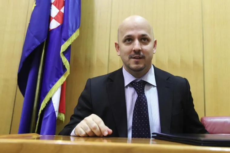 Gordan Maras, rođen 1974. bio je ministar poduzetništva i obrta u 12. Vladi Republike Hrvatske. Kad je preuzeo ministarsku dužnost imao je 37 godina