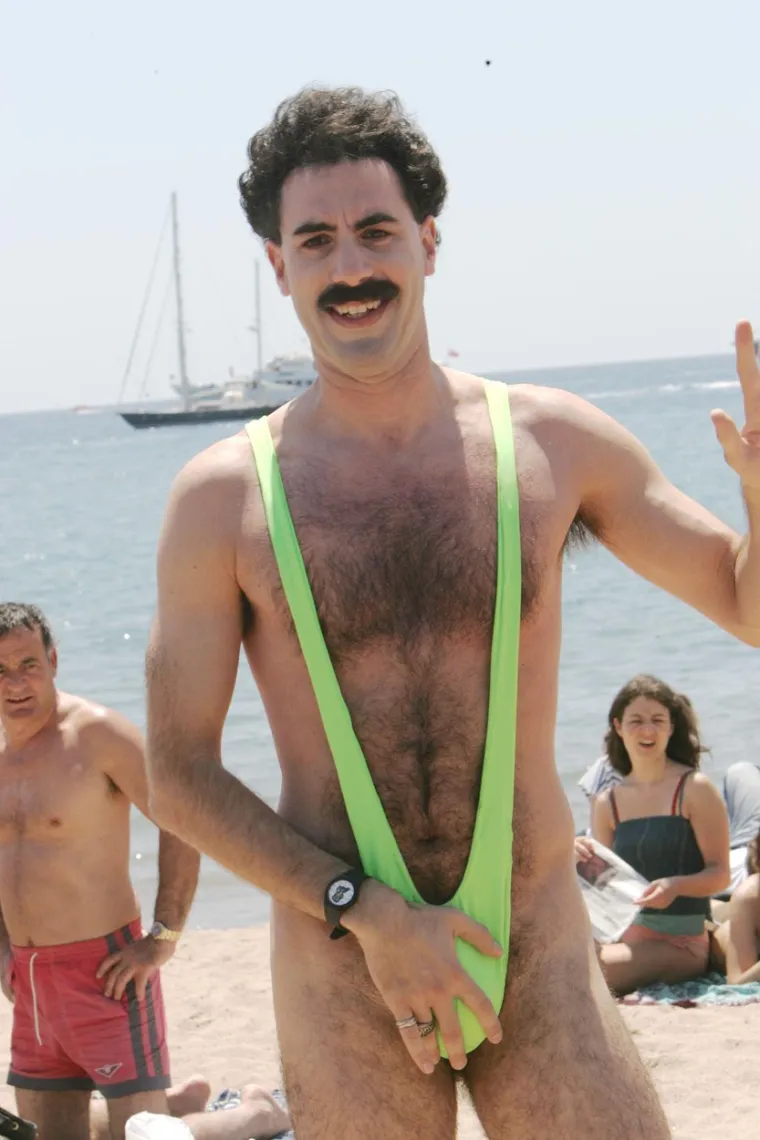 U hitu &quot;Borat&quot; film prvo prati glavnog lika u njegovom selu u Kazahstanu. Međutim, ove su scene zapravo snimljene u Rumunjskoj, u romskom selu Glod, čije se ime može doslovno prevesti kao &quot;blato&quot;. Stanovnici kažu da su za snimanje dobili po šest dolara svaki, a rečeno im je da se to snima dokumentarac o njihovom teškom životu. Nakon što je film snimljen i emitiran, dva su stanovnika sela podigla tužbu i tražila 30 milijuna dolara, ali je ona, naravno, odbačena na sudu u New Yorku.
