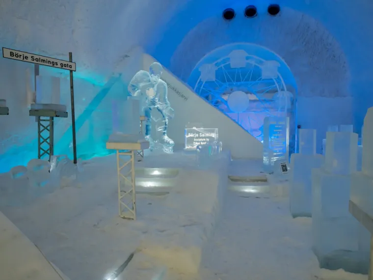 Icehotel 365 je inovativno proširenje originalnog koncepta, koje omogućuje gostima da dožive čaroliju ledenog hotela tijekom cijele godine. Ovaj jedinstveni objekt, otvoren 2016. godine, koristi naprednu tehnologiju hlađenja i solarne panele kako bi održao ledenu strukturu čak i tijekom toplijih mjeseci. S 20 ledenih soba, ledenim barom i ledenom galerijom, Icehotel 365 nudi autentično arktičko iskustvo bez obzira na godišnje doba.