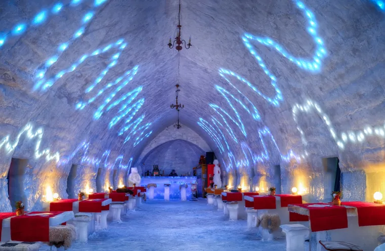 Ledena kapela za vjenčanja je jedan od najromantičnijih i najjedinstvenijih sadržaja koje Icehotel nudi. Ova čarobna građevina, u potpunosti izgrađena od leda i snijega, pruža parovima mogućnost da svoj poseban dan proslave u istinski bajkovitom okruženju. 