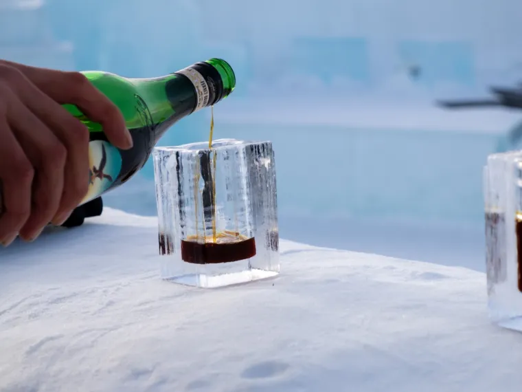 Svi koji žele isprobati svoje kreativne vještine mogu sudjelovati u tečajevima ledenog kiparstva, dok ljubitelji adrenalina mogu uživati u uzbudljivim snowmobile turama. Ljeti, gosti mogu iskusiti i ribolov.