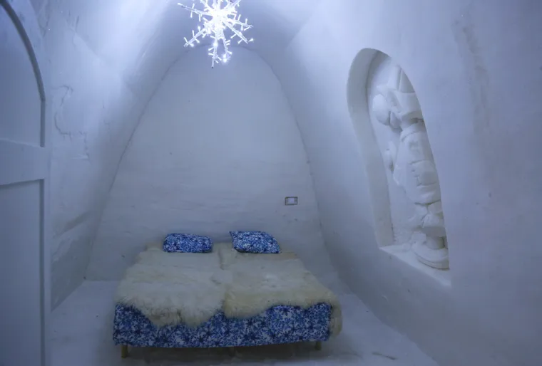 Icehotel je više od običnog hotela - to je mjesto gdje se priroda, umjetnost i inovacija spajaju u jedinstveno iskustvo koje očarava posjetitelje iz cijelog svijeta.