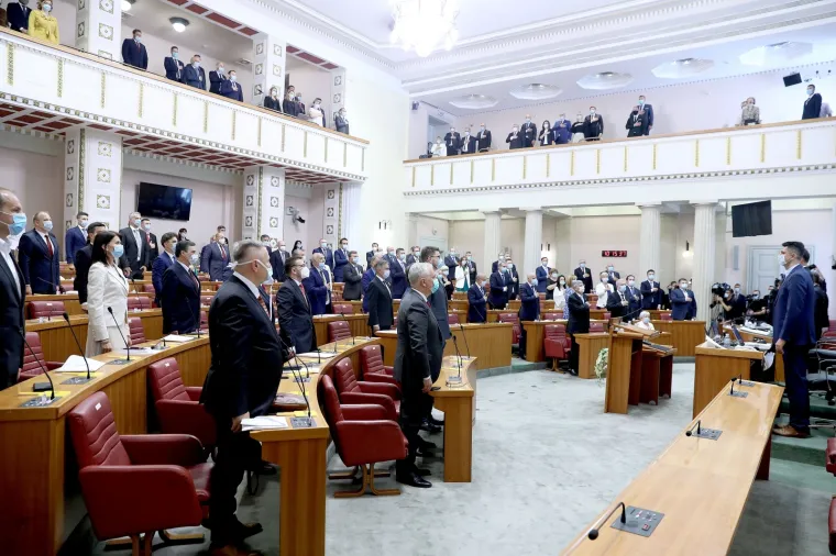 Konstituiranje korona Sabora: Prisega pod maskama, umjesto rukovanja popularno 'laktarenje'