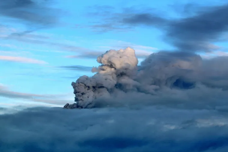 Vulkan Popokatepetl izbacuje pepeo
