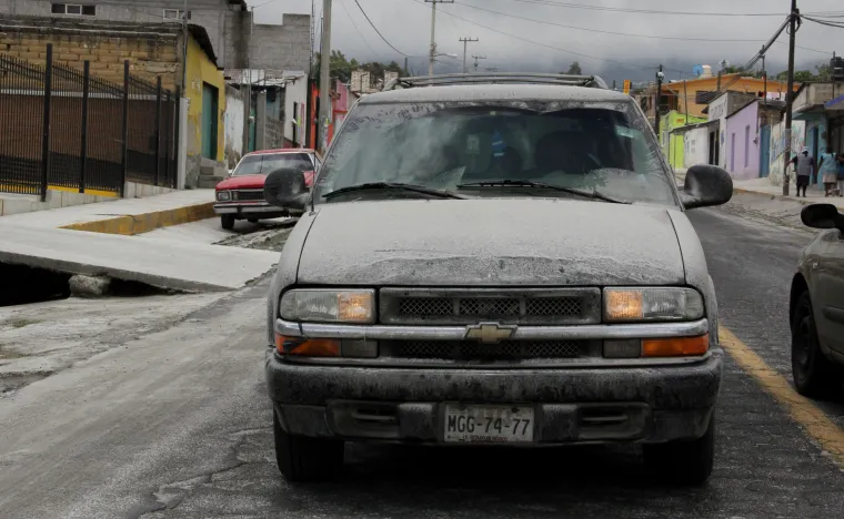 Vulkan Popokatepetl izbacuje pepeo