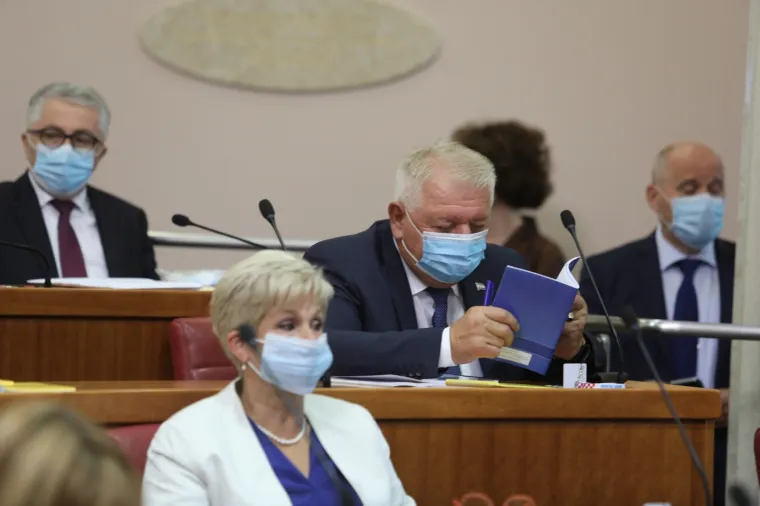 Konstituiranje korona Sabora: Prisega pod maskama, umjesto rukovanja popularno 'laktarenje'