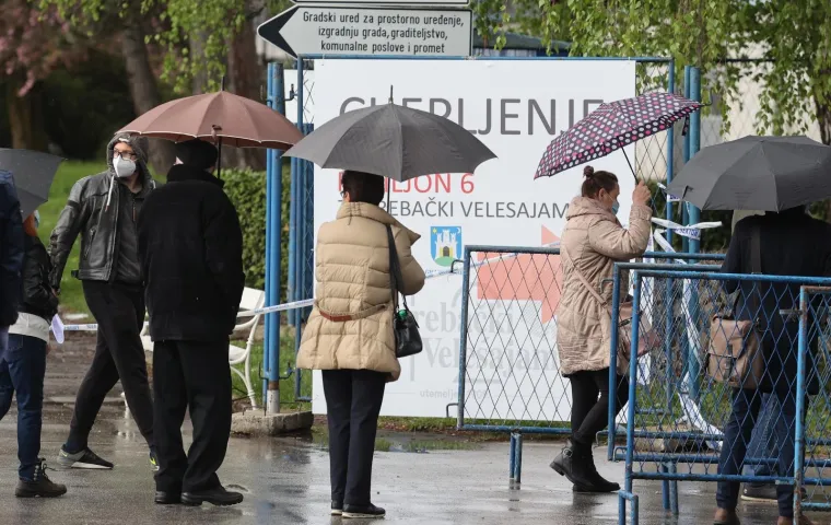 Unatoč kiši i dalje su gužve ispred Velesajma gdje građani čekaju cijepljenje