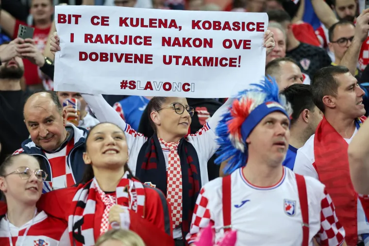 Posebna motivacija za hrvatske rukometaše pojavila se na tribinama. Nakon utakmice ih čeka prava meza u Hrvata, a grlo će se sigurno zagrijati utz malo rakijice