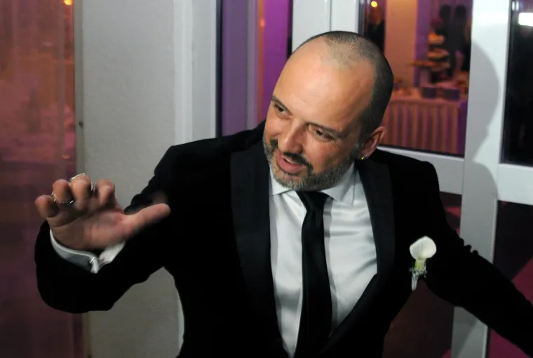 Tony Cetinski ljubav svog života zaprosio preko naslovnice časopisa, vjenčali se u Vegasu, a slavili u Vinkovcima