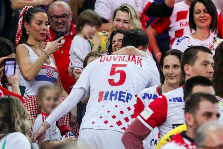 Hrvatski su rukometaši nakon nevjerojatne pobjede odmah pohitali svojim najmilijima.