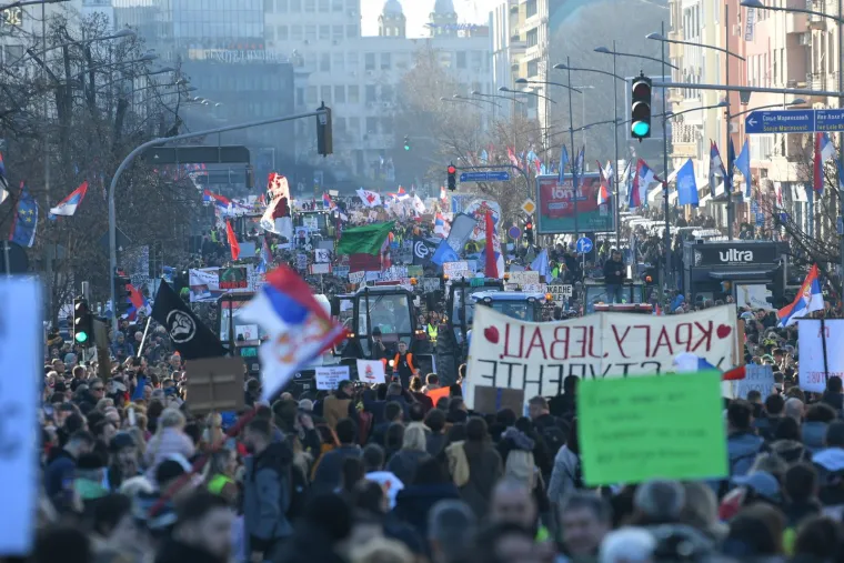 Studenti na ulicama Novog Sada, pogledajte koje su sve poruke poslali vladajućima