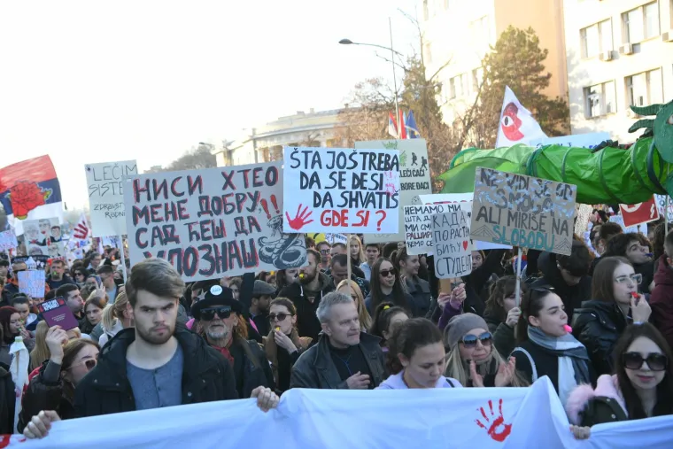 Studenti na ulicama Novog Sada, pogledajte koje su sve poruke poslali vladajućima