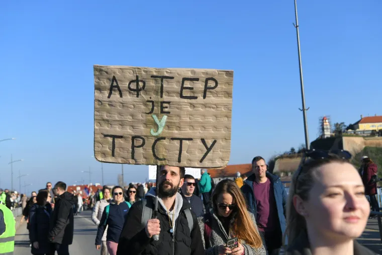Studenti na ulicama Novog Sada, pogledajte koje su sve poruke poslali vladajućima