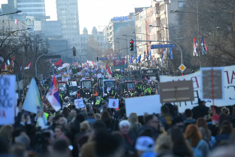 Studenti na ulicama Novog Sada, pogledajte koje su sve poruke poslali vladajućima