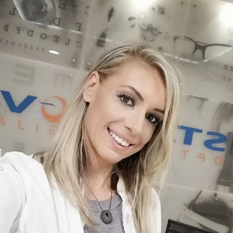 3. Mušice, svijetle točkice rijetko opasne, ali…: Dodaje da su mušice, žaruljice i krpice pred okom nešto što često zabrinjava pacijente i prilično je čest simptom. Najčešće nisu znak neke ozbiljne bolesti, ali se svakako treba javiti oftalmologu na pregled, kaže liječnica.
&quot;Najveći dio unutrašnjosti oka ispunjava staklasto tijelo.&quot; Staklasto tijelo izgleda kao vlaknasta prozirna masa. Ako išta prodre u tu gustu, prozirnu tvar, vidjet ćemo već navedene simptome. U malom postotku se javljaju &quot;očne mušice&quot; i točkice koje su znak teške bolesti oka. Bljeskovi popraćeni pojavom manjeg ili većeg zavjesa ispred oka znače odljuštenje mrežnice ili ablaciju, što može biti uvod u sljepoću. Zato je prijeko potrebno ispitati svaku pojavu točkica ili mušica pred okom uz obavezno širenje zjenica&quot;, ističe sugovornica.
