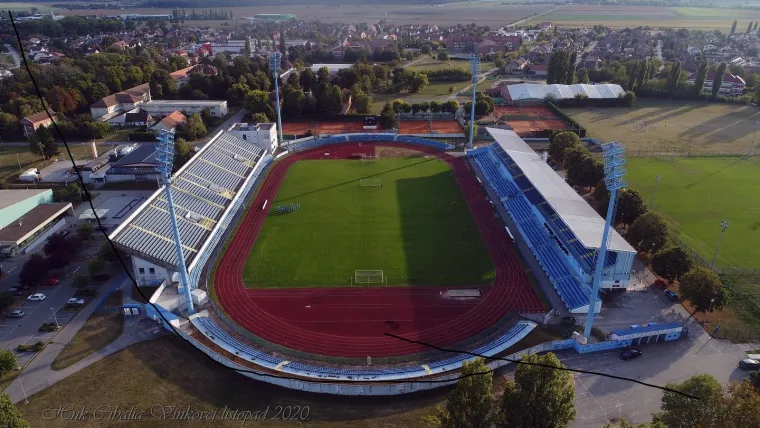 7. Stadion Vinkovci (10 000) - Dom Cibalije je mjesto gdje se godinama igrao prvoligaški nogomet, a u najboljim danima i onaj europski. Iako Cibalia nije dolazila do trofeja u grad na Bosutu nikom nije bilo jednostavno doći. Cibalia trenutno igra 1.NL te stoji sjajno. Naime, nebeskoplavi su na diobi prvog mjesta s Rudešom.