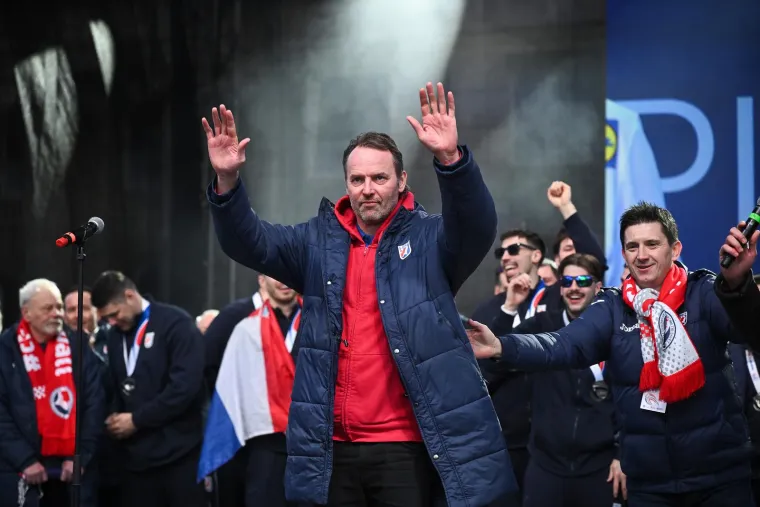Dagur Sigurdson bio je oduševljen dočekom. &apos;Vi ste ludi&apos;, rekao je izbornik i to pokazao gestom, a onda je Trg poludio: &apos;Ovdje nitko nije normalan&apos;