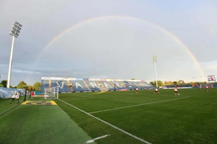 5. Stadion Varteks (10 800) - Top pet otvara dom povratnika u prvu ligu NK Varaždina. Karakterizira ga sjajna atmosfera, a uz prvoligaške utakmice na njemu povremeno igra i hrvatska reprezentacija. Također, na vrhuncu varaždinskog nogometa igrale su se tu i europske utakmice.