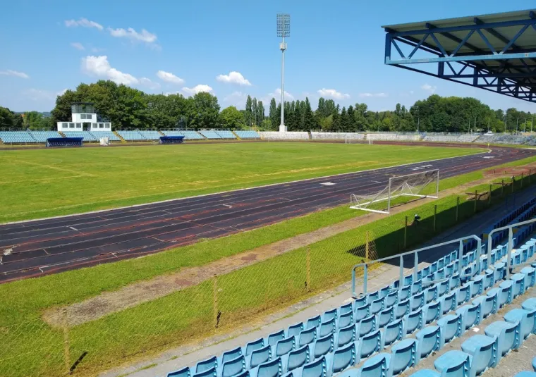 4. Stadion Branko Čavlović Čavlek (12 000) - Zdanje koje su mnogi izgubili iz vida kada je krenuo sunovrat karlovačkog nogometa. Nominalno ima četvrti najveći kapacitet u Hrvatskoj, ali vjerojatno bi mu godila neka renovacija. Karlovački klub danas nastupa u 3. NL Centar te se nalaze na diobi prvog mjesta s Lučkim.