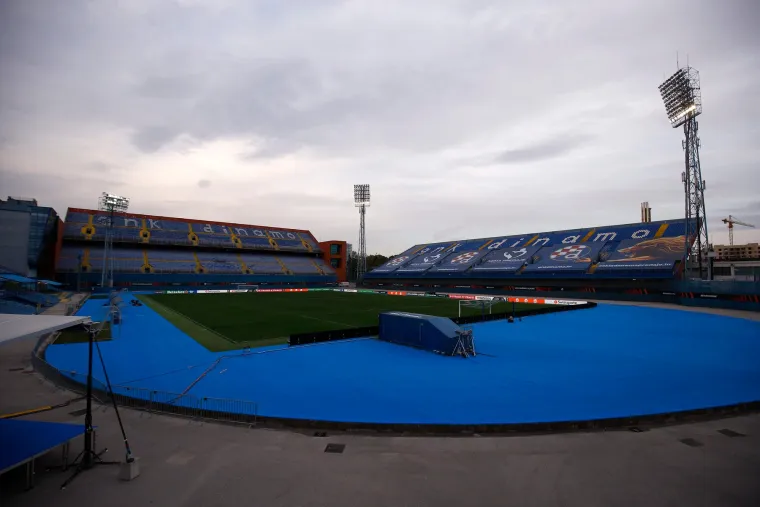 2. Stadion Maksimir (24 851 - prije potresa 35 123) - Nominalno najveći stadion u Hrvatskoj nakon velikog potresa koji je prije par godina pogodio Zagreb prinudno je smanjio kapacitet zbog ruševnog stanja istočne tribine. Samim tim dom GNK Dinama prepustio je tron u kategoriji nogometnih arena s najvećim kapacitetom splitskom Poljudu. 