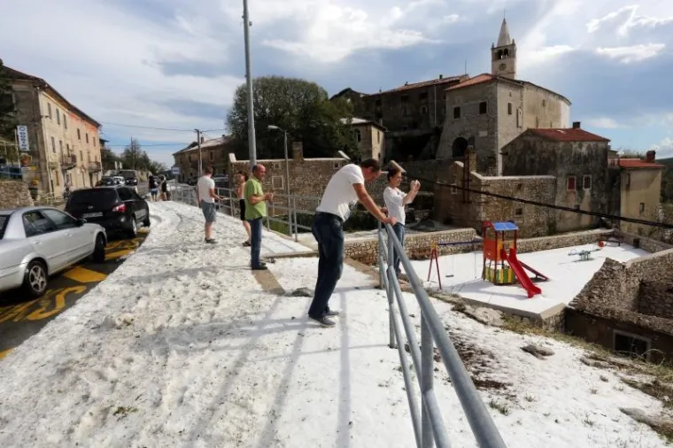 Usred ljeta Plominjani morali uzeti u ruke lopate za snijeg