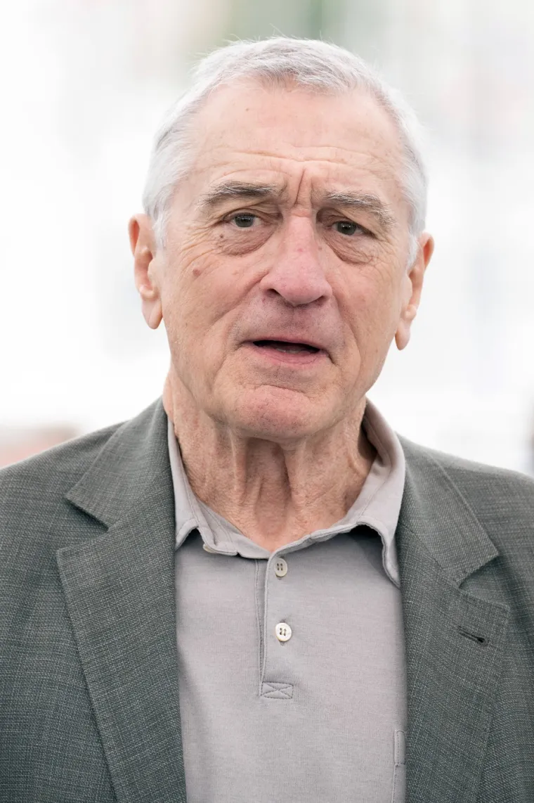 &quot;Rak je otkriven rano, a De Niro je u odličnoj fizičkoj kondiciji pa liječnici predviđaju potpuni oporavak&quot;, rekao je u listopadu 2003. godine De Nirov publicist Stan Rosenfield. Glumcu je rak otkriven tijekom rutinskog sistematskog pregleda.