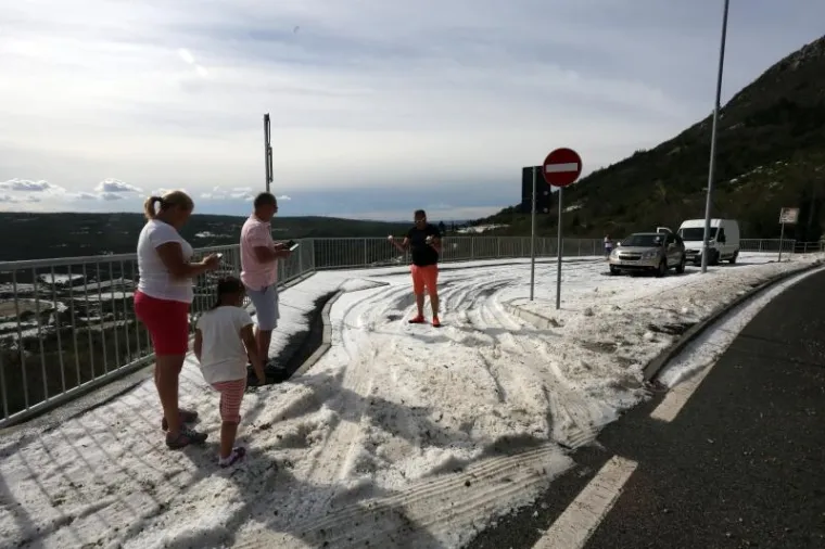 Usred ljeta Plominjani morali uzeti u ruke lopate za snijeg