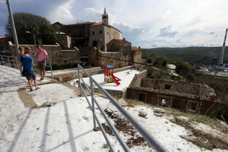 Usred ljeta Plominjani morali uzeti u ruke lopate za snijeg