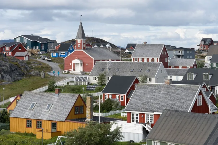 Nuuk se kroz 20. stoljeće razvio iz male ribarske kolonije u modernu metropolu arktičkog svijeta, a 1979. godine, uvođenjem grenlandske samouprave, postao je službena prijestolnica.