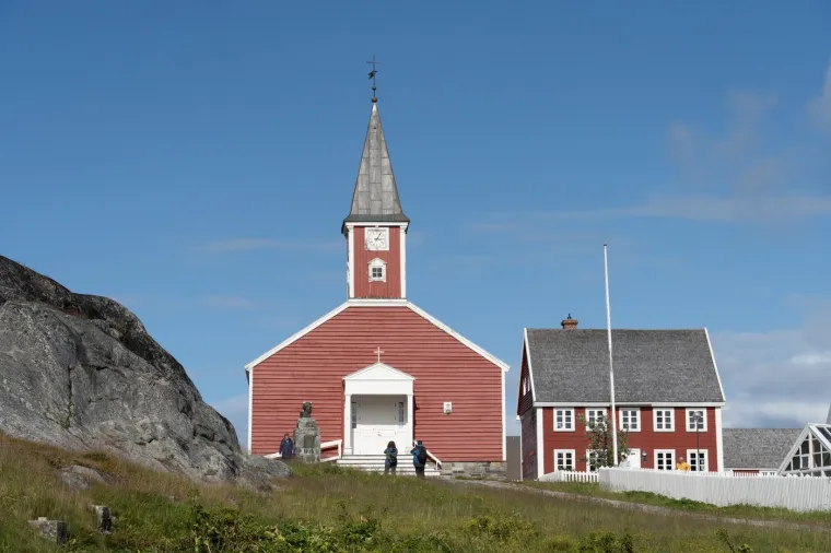 Nuuk se trenutačno suočava s jedinstvenim izazovima, od klimatskih promjena do brzog urbanog razvoja. Zato gradske vlasti rade na održivom razvoju koji bi trebao osigurati ravnotežu između modernizacije i očuvanja tradicionalnog načina života.