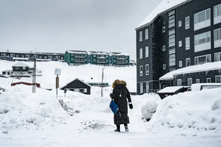 Nuuk je, očekivano, poznat i po ekstremnim temperaturnim uvjetima koji značajno variraju tijekom godine.