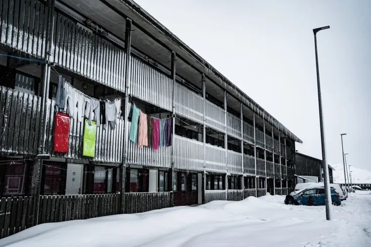 Najhladniji mjesec je veljača, kada se prosječne temperature kreću između -11°C i -8°C. Međutim, subjektivni osjećaj temperature često je značajno niži zbog snažnog vjetra koji puše prosječnom brzinom od 39 km/h, što stvara efekt vjetra koji temperaturu može spustiti i do -20°C.