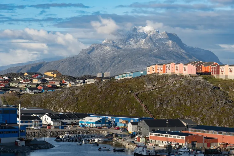 Srpanj je najtopliji mjesec u Nuuku s prosječnom temperaturom od 8,5°C. Tijekom ljeta, koje traje relativno kratko, dnevne temperature mogu doseći ugodnih 12°C, dok noćne rijetko padaju ispod 4°C.