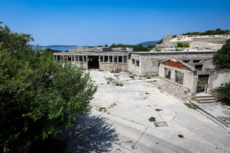 Oni koji se nisu slagali s Titom bili su poslani ovamo. Ovako iz zraka izgleda zloglasni Goli otok