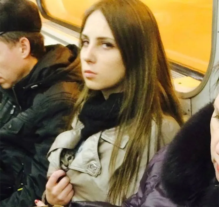 Putujete li na posao i natrag javnim prijevozom? Nakon što vidite koga biste sve mogli ondje sresti, mislimo da ćete ubuduće razmisliti o hodanju.